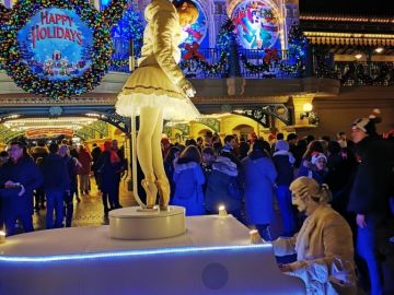 Encore un peu plus de féerie chez Disney avec notre pianiste et notre danseuse ballerine 🌲✨ #oscartgroupentertainment #event #eventprofs #marquezlesesprits...