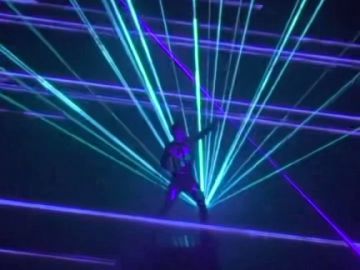 Lumière sur le show Laserman Legacy 🤩

⚡️ Avant-gardiste, le spectacle est toujours en adéquation avec son époque. 
Plus que jamais synonyme d’un futur...